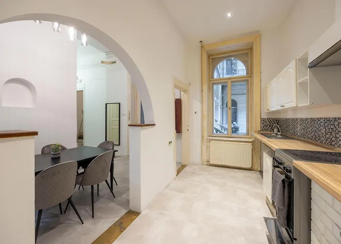 Spacious Vintage For 12ppl Budapesta