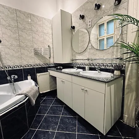 Spacious Vintage For 12ppl 아파트