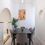 Spacious Vintage For 12ppl ブダペスト