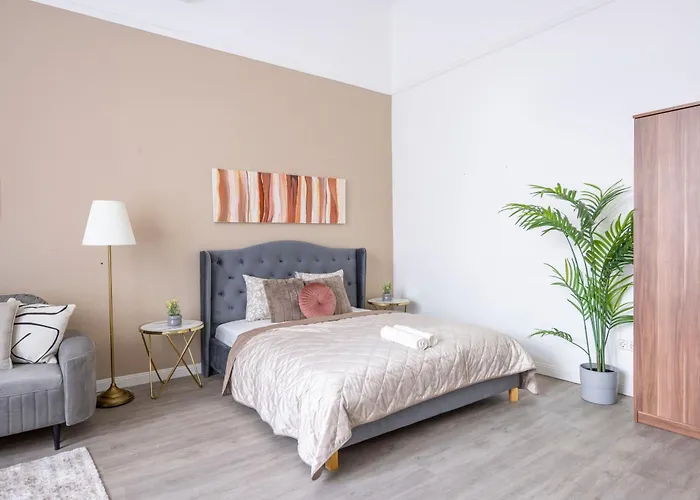Spacious Vintage For 12ppl Budapeşte