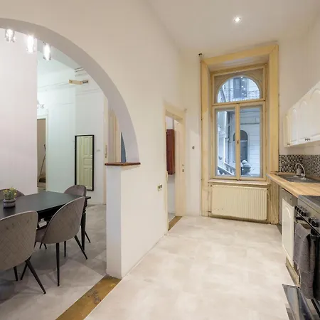 Spacious Vintage For 12ppl בודפשט