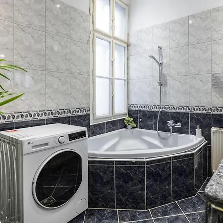 Spacious Vintage For 12ppl * בודפשט